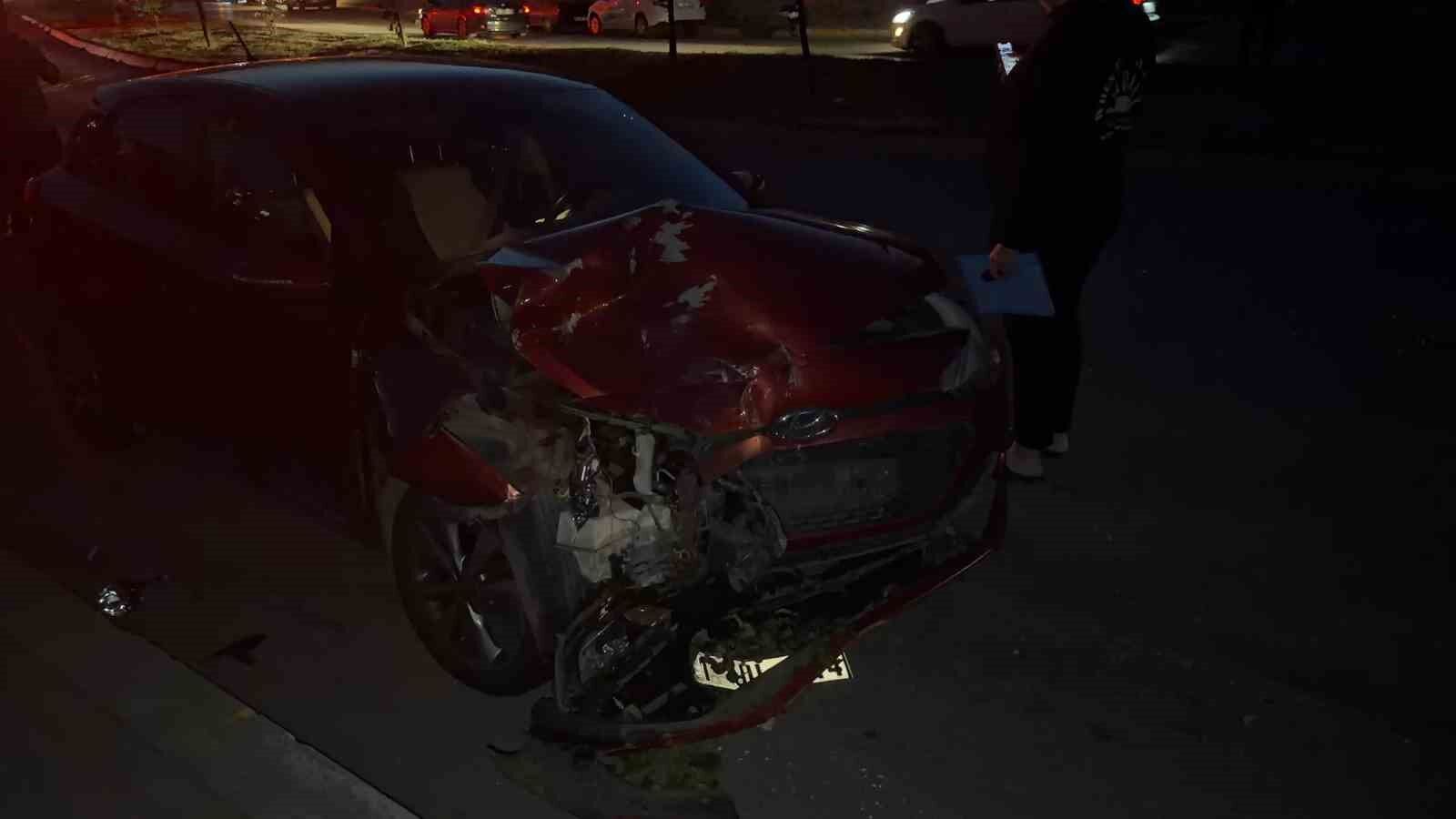 Virajı alamayan otobüs iki otomobile çarptı: Ölümle burun buruna geldiler