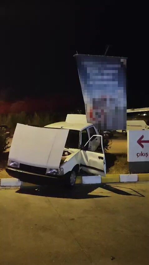 Yasak olmasına rağmen 'U' dönüşü yapmak isteyen alkollü sürücü kaza yaptı