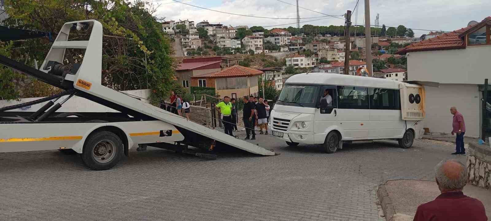 Yatağan'da minibüs garaja çarptı: 4 öğrenci yaralandı