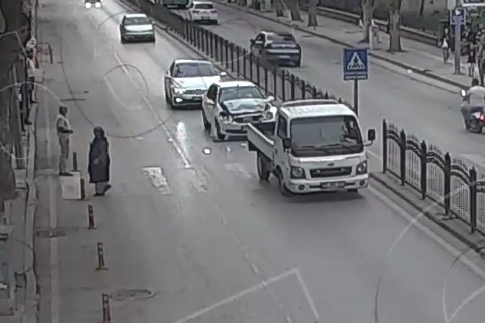 Yayaya yol veren kamyonete otomobil çarptı