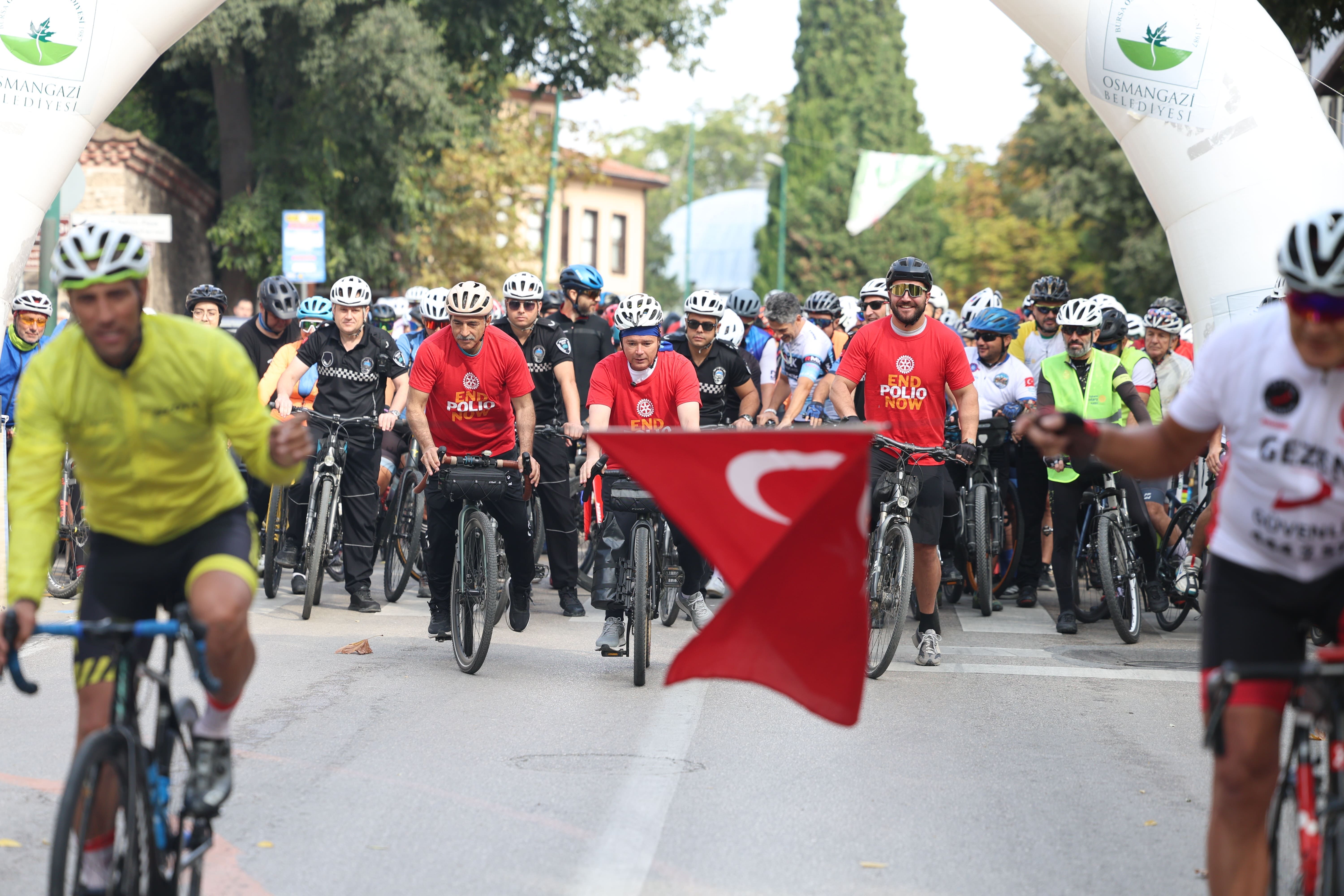 Başkan Erkan Aydın yüzlerce bisikletçiyle pedal çevirdi