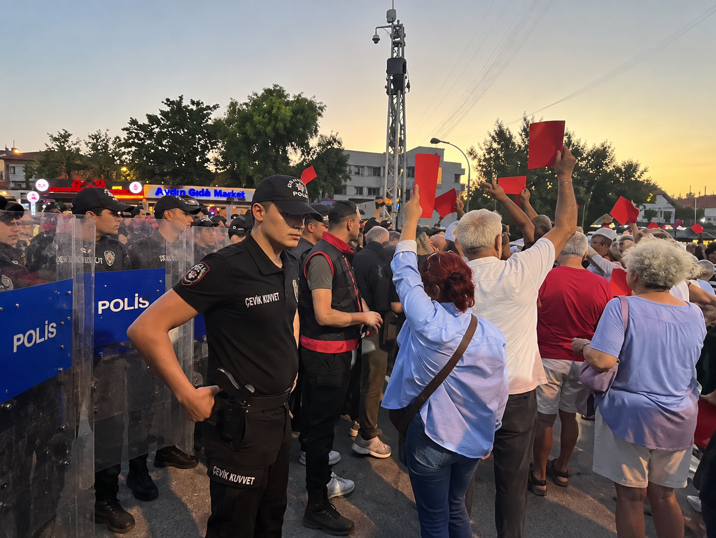 Foça’da Saniye Bora Fıçı’ya protesto: Kırmızı kart gösterip 'istifa' diye bağırdılar!