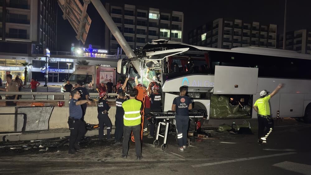 Alt geçitte korkutan kaza: Yolcu otobüsü duvara çarptı, 11 yaralı