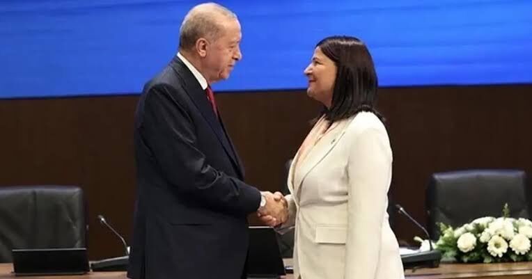 Foça'da AK Parti'ye geçen başkana tepki