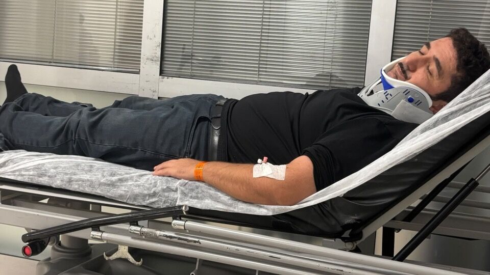 Ünlü oyuncu Uğur Akay trafik kazası geçirdi: Eşiyle birlikte araçtaydı