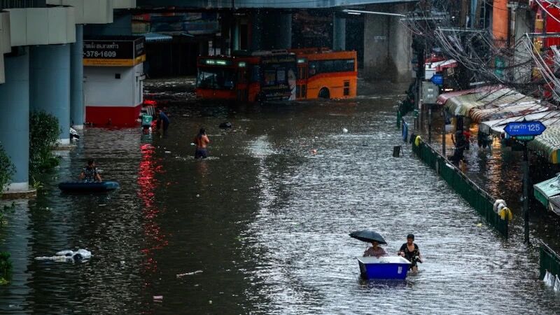 Bangkok'ta 50 ilçe sel nedeniyle afet bölgesi ilan edildi