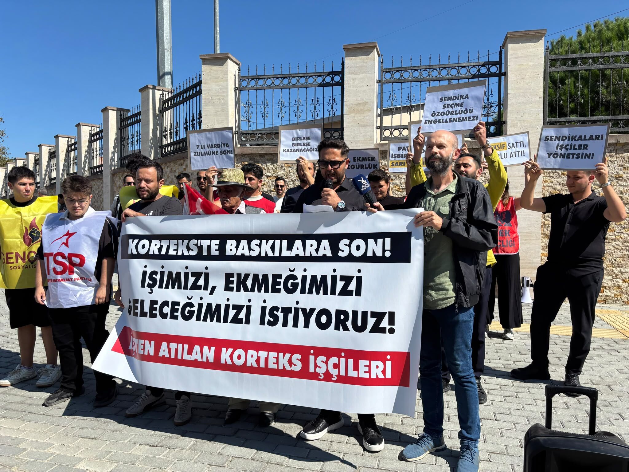 Bursa'da fabrika önünde eylem: "İşten çıkarılanlar geri alınsın"