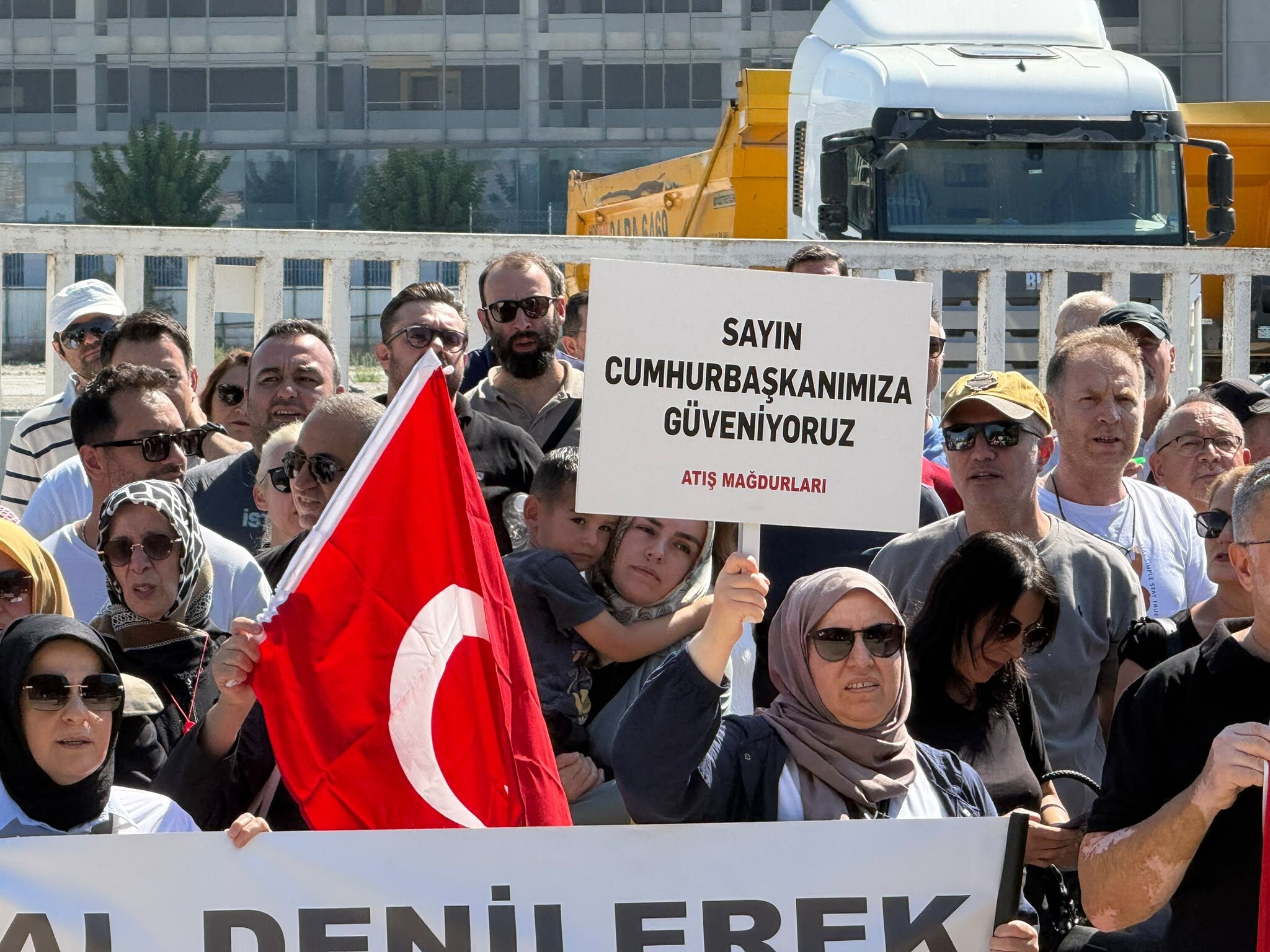 Atış Yapı mağdurları bu defa Carrefour arazisi önünde toplandı