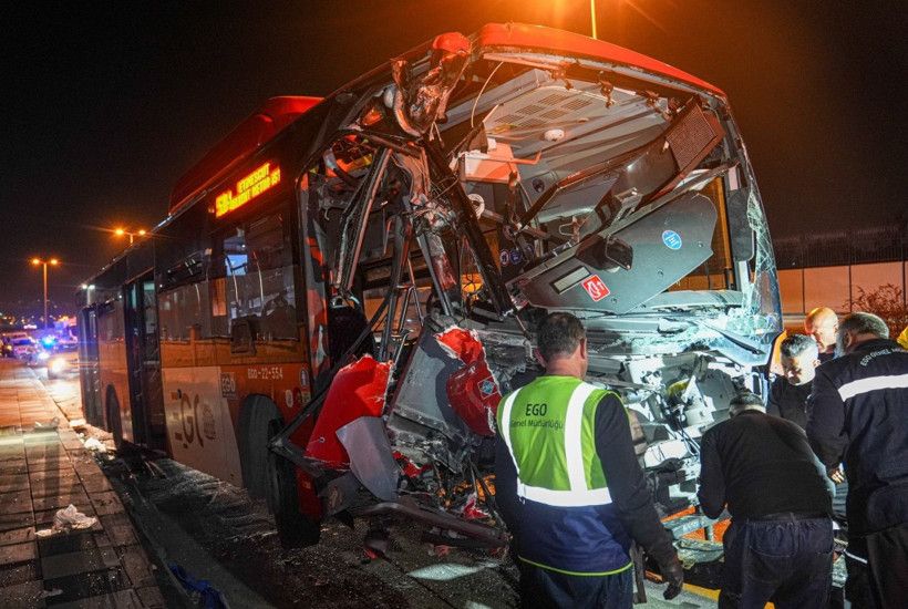 Ankara'da belediye otobüsü üst geçide çarptı!