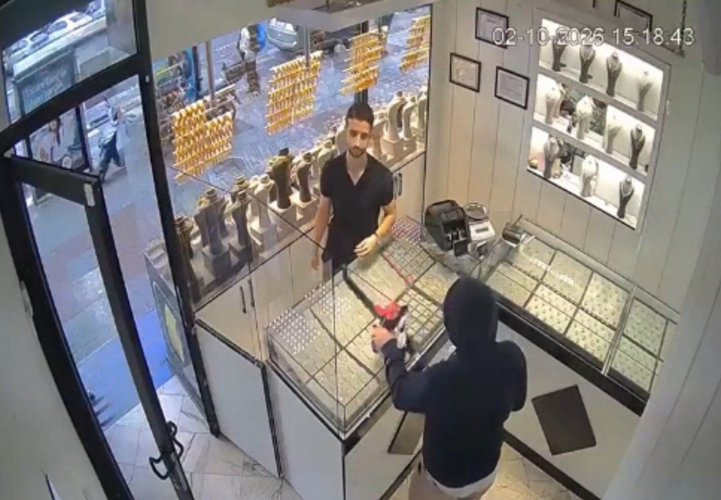 Kuyumcuyu soyacaktı, imitasyon altınlarla kaçtı