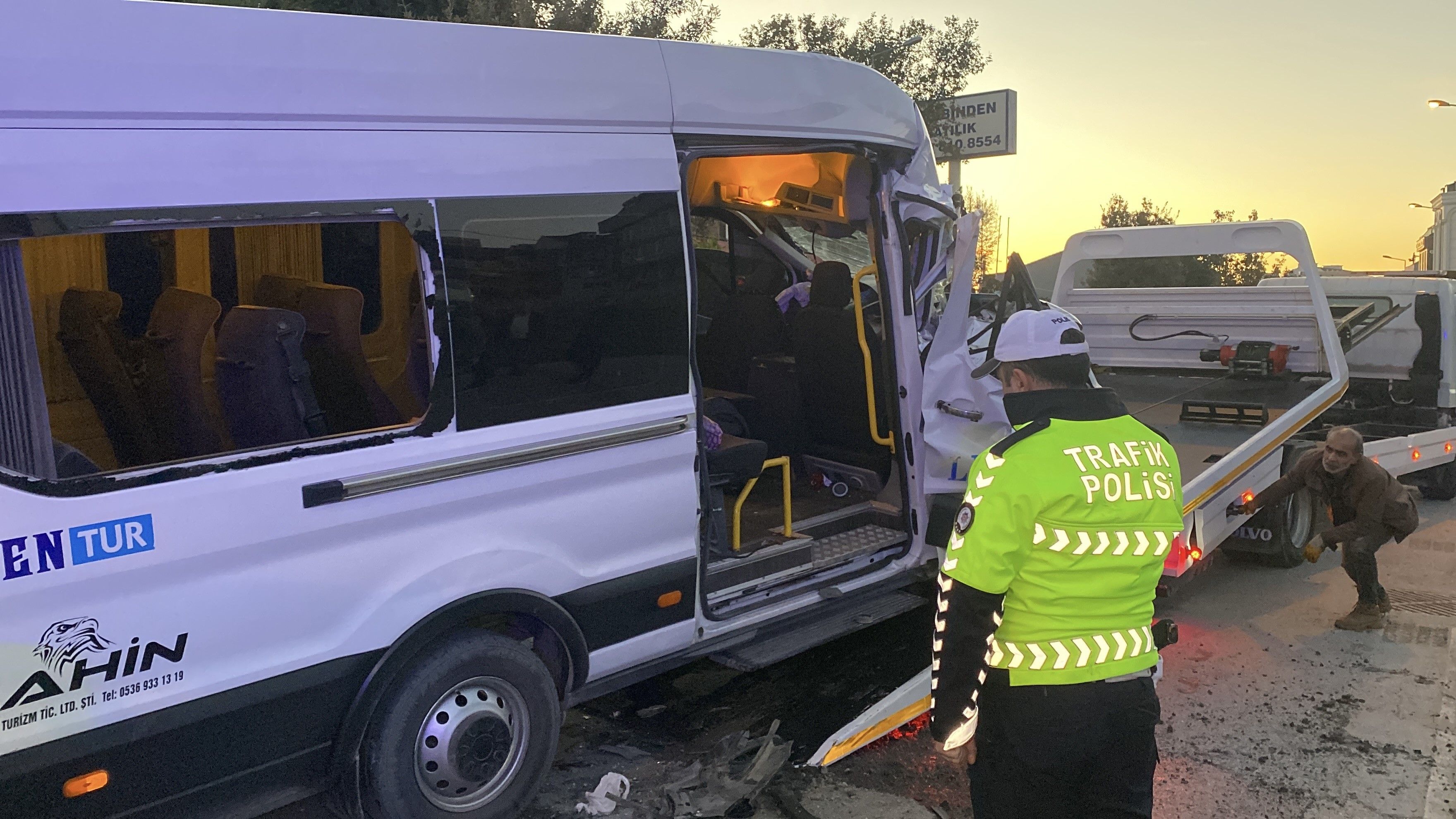Servis minibüsü hafriyat kamyonuna çarptı: 9 kişi yaralandı