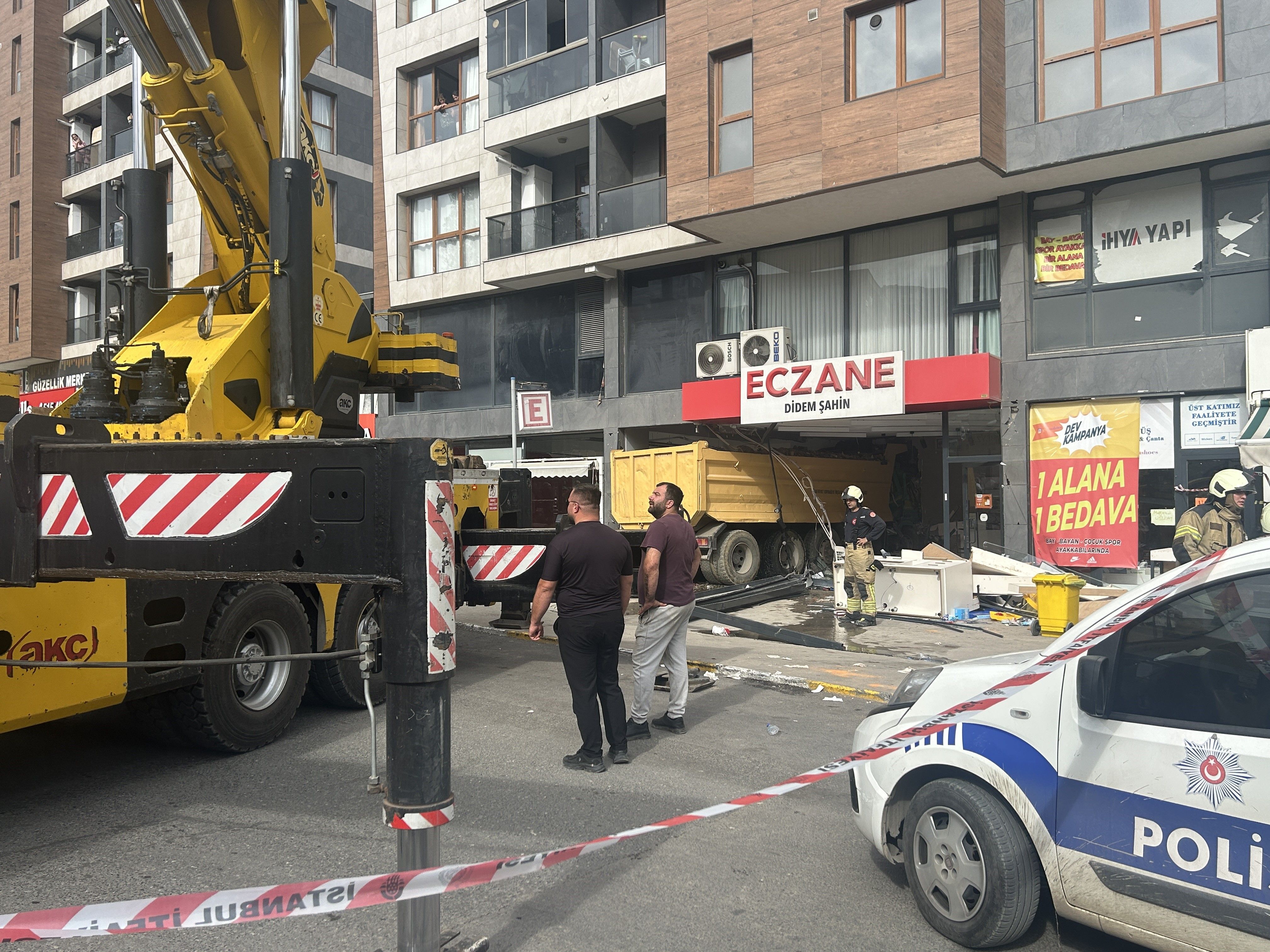 Hafriyat kamyonu eczaneye daldı: 6 kişi yaralandı
