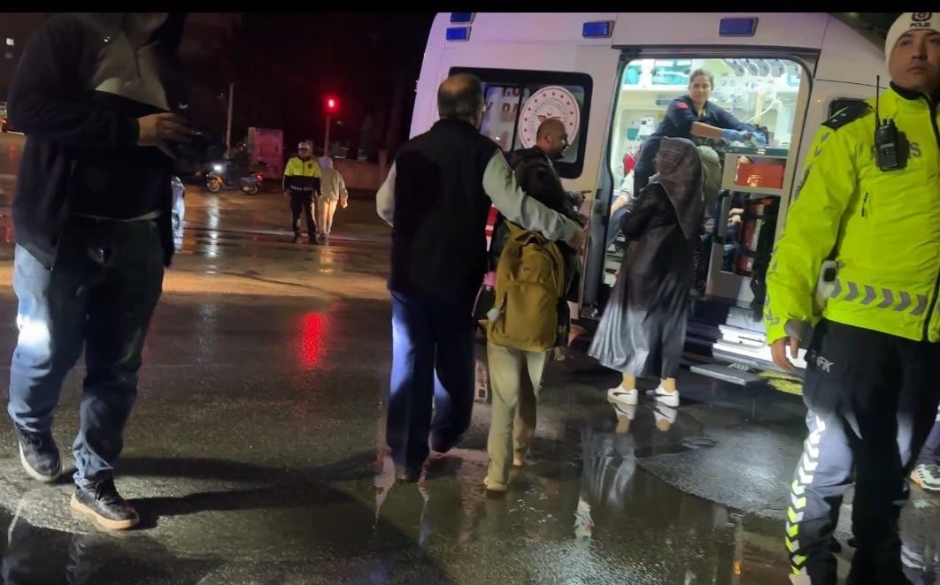 Öğrenci servisi otomobille çarpıştı, 12 öğrenci hafif yaralandı!