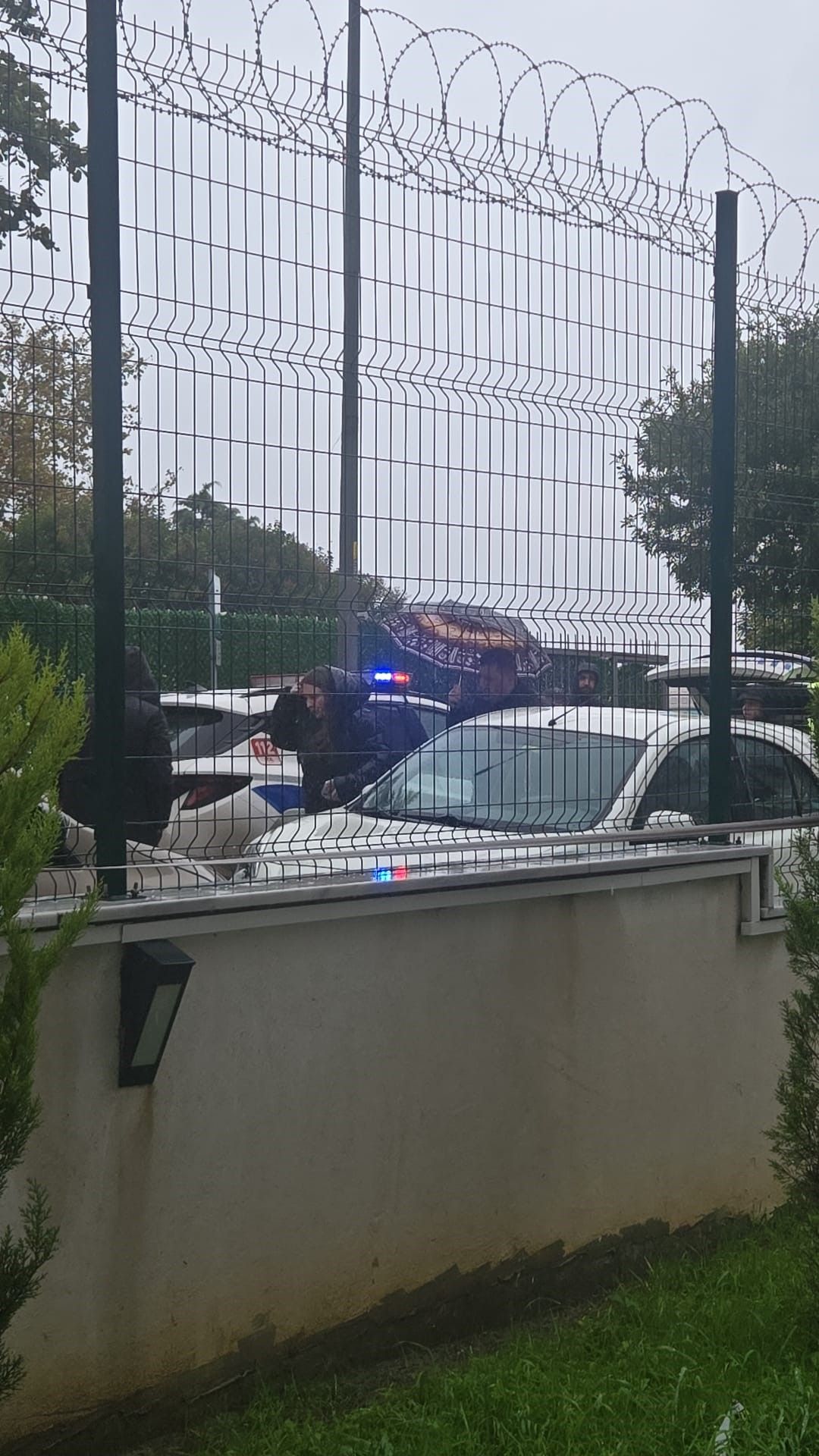Avcılar’da okul önünde bekçi bir veliyi ayağından vurdu
