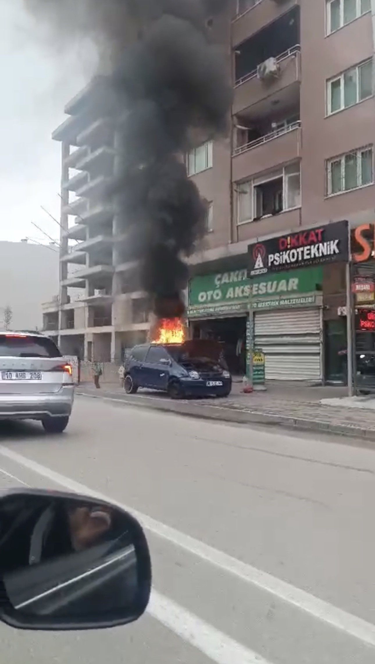 Bursa’da cadde üzerindeki araç bir anda alev aldı