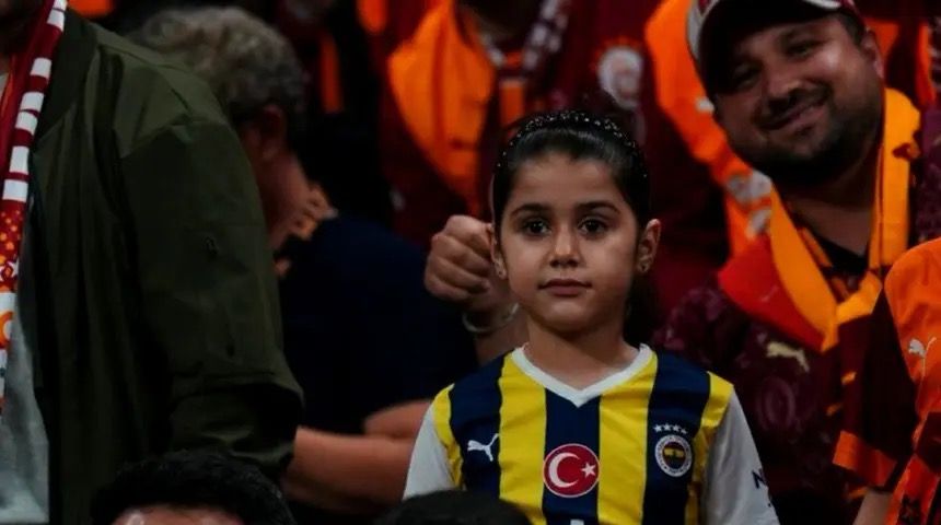 Derbinin karesi şimdiden belli: Galatasaraylı baba Fenerbahçeli kızını RAMS Park tribünlerine getirdi