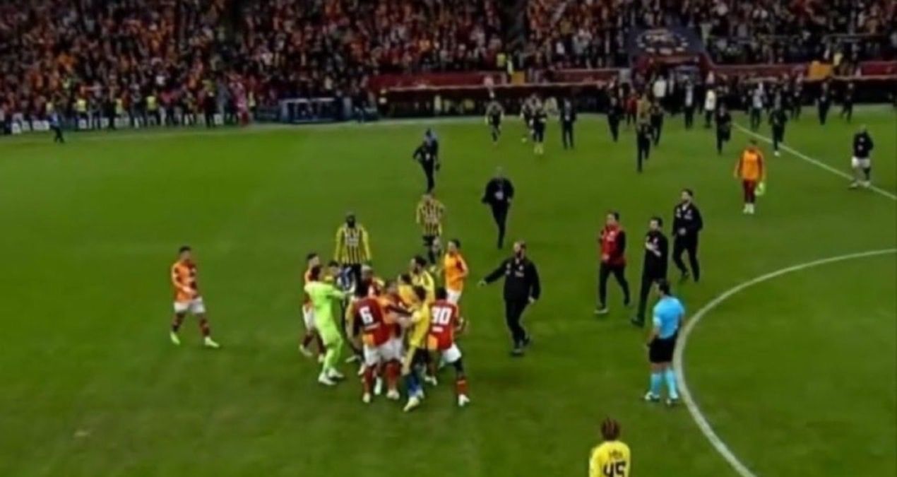 Dev derbide son düdükle saha karıştı: Futbolcular birbirine girdi