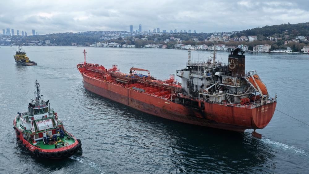 Dron saldırısına uğrayan dev tanker nedeniyle İstanbul Boğazı trafiğe kapatıldı