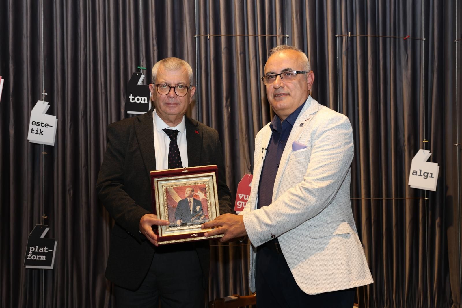 Cumhuriyet'in tarihsel süreci Bursa'da konuşuldu