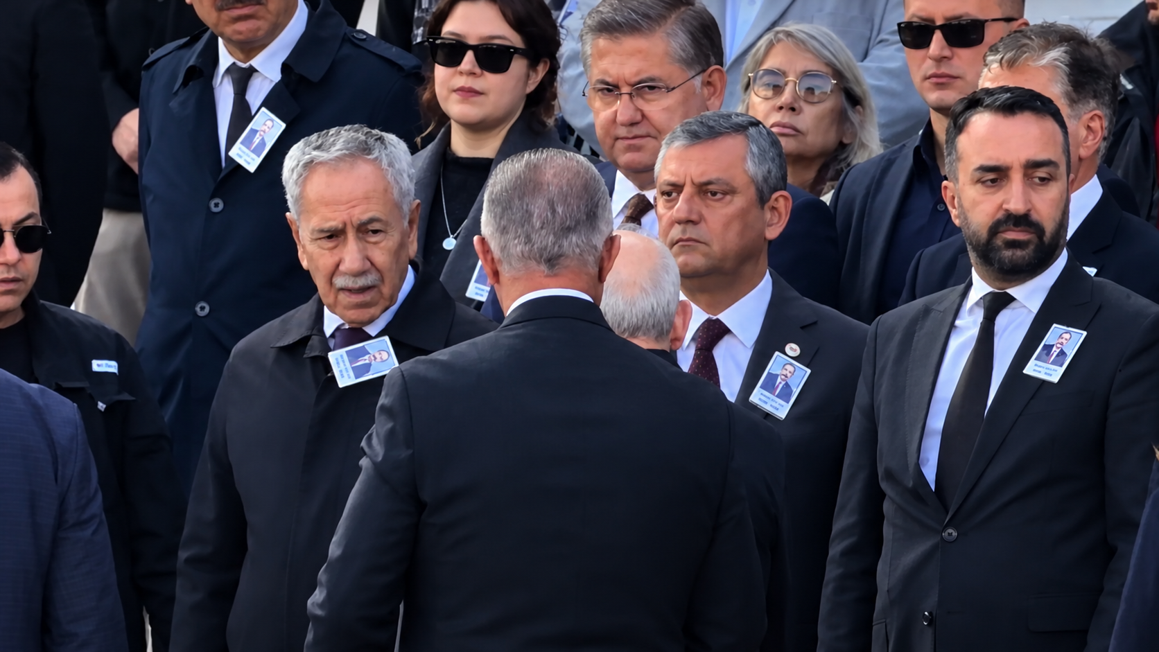 Özel ve Kılıçdaroğlu aynı törende! Zoraki tokalaşma kameralara yansıdı