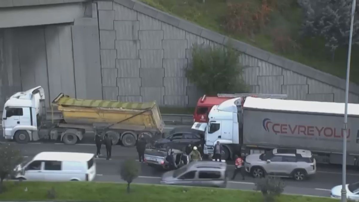 Hafriyat kamyonu ve TIR zincirleme kazaya karıştı: Yaralılar var