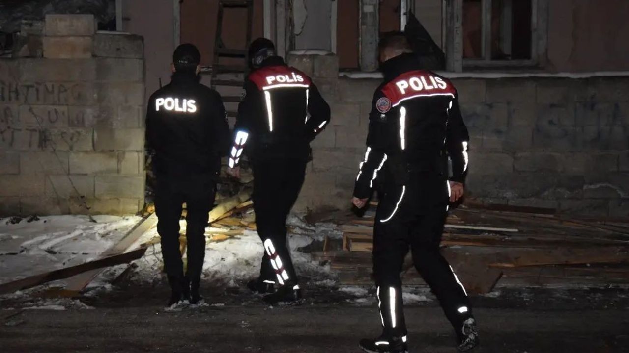 Erzincan’da polisten kaçan şüphelinin üzerinden 15 gram esrar ele geçirildi