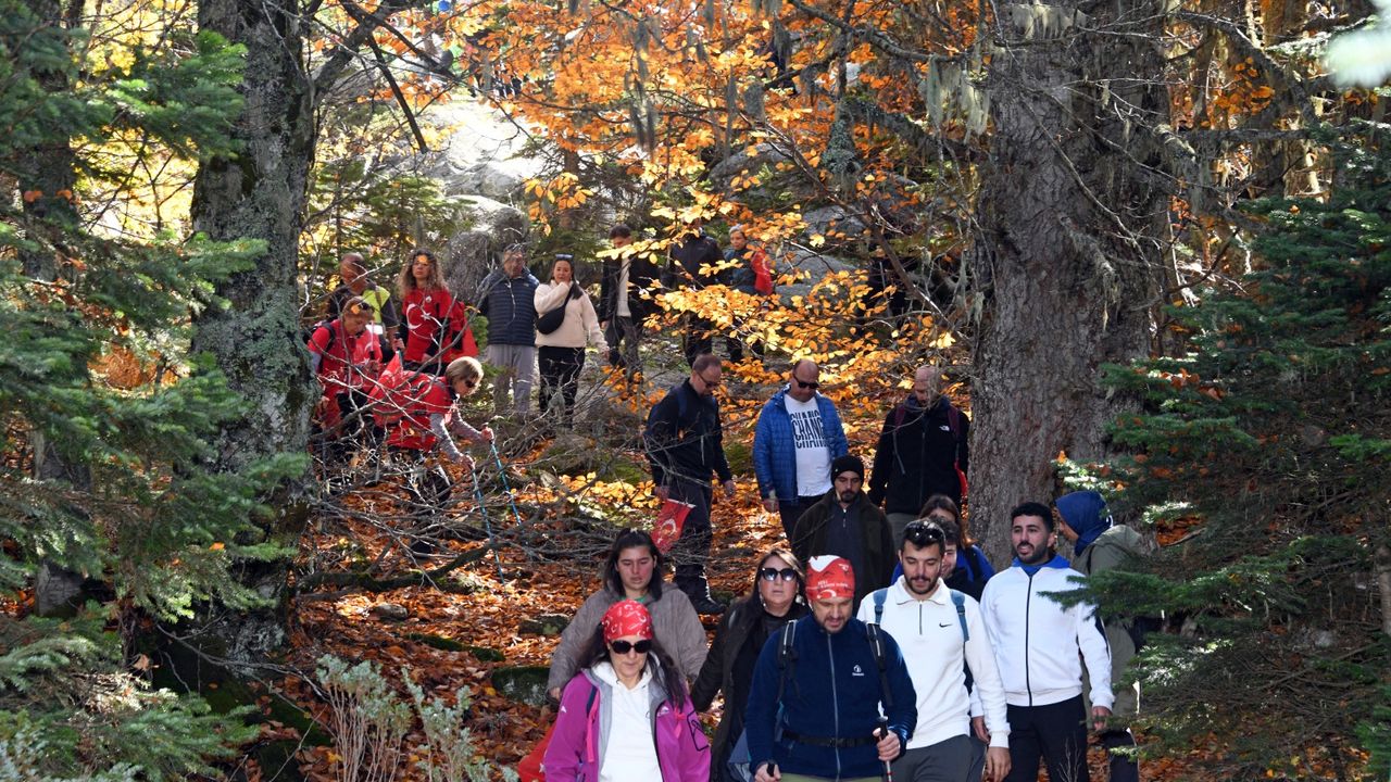 Uludağ’da yüzlerce kişi Cumhuriyetin izinde yürüdü