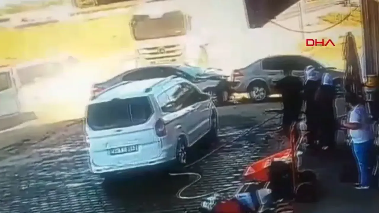 Otomobille minibüs çarpıştı: 3 yaralı