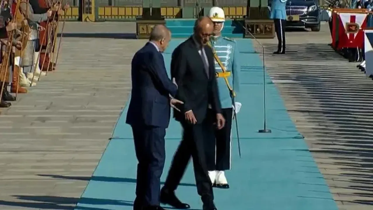 Külliye'de ilginç anlar! Almanya Şansölyesi Merz duracağı yeri şaşırdı