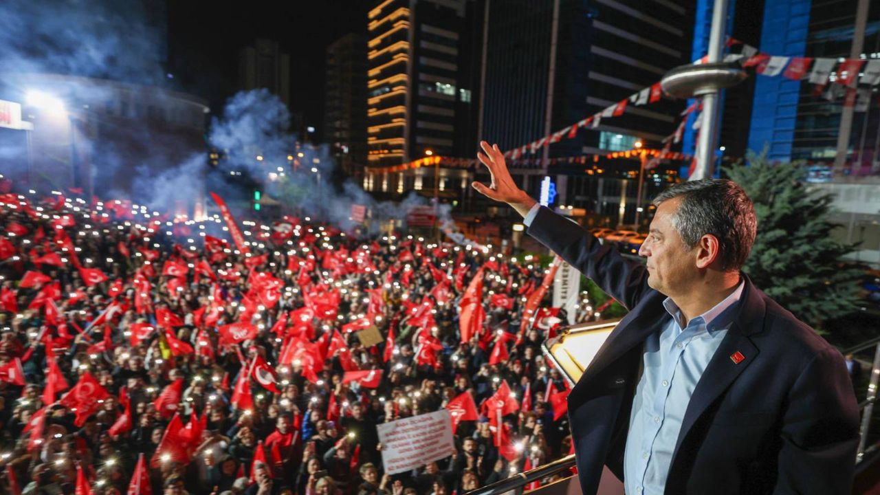 Özgür Özel Esenyurt'ta on binlerle buluştu!