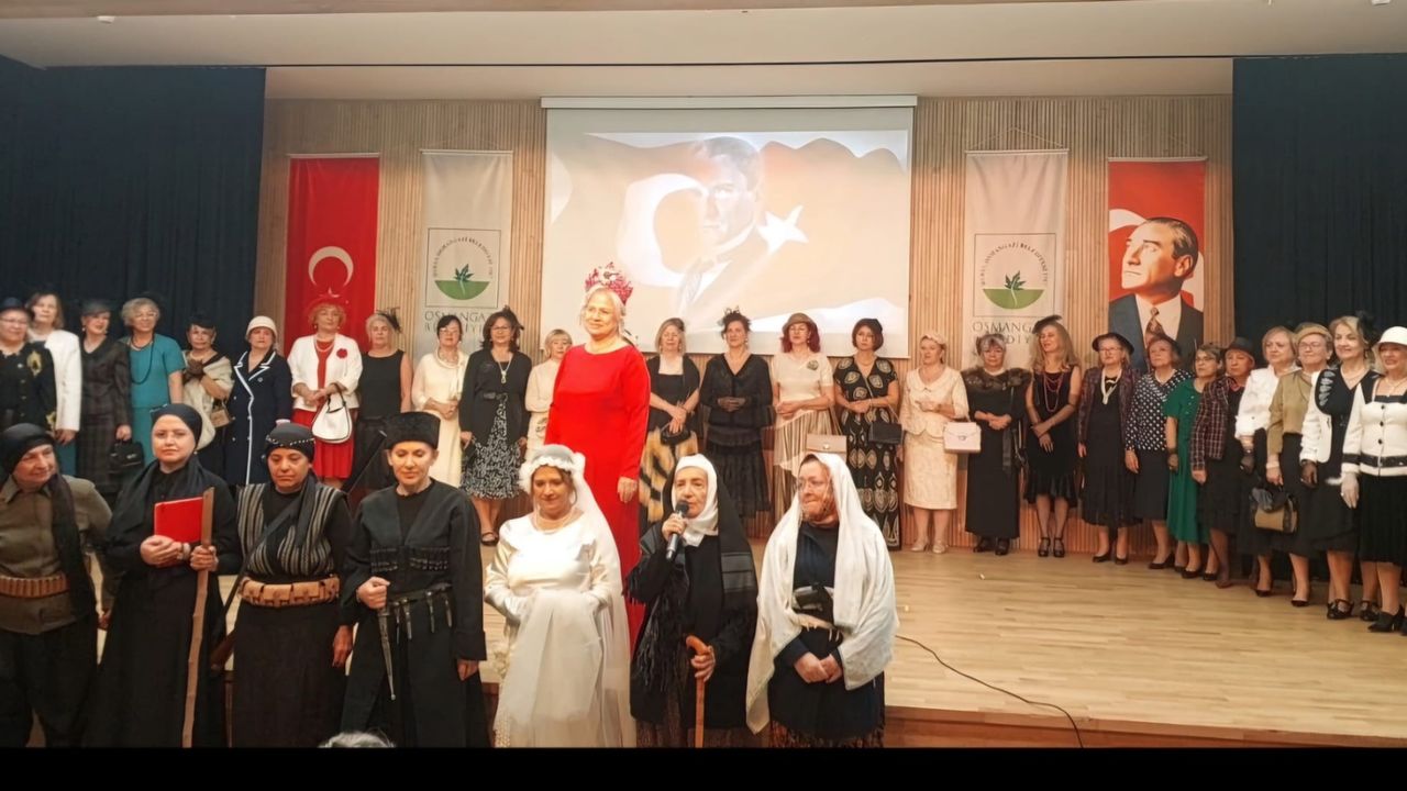 Nilüfer Kadın Korosu'ndan Cumhuriyet defilesi