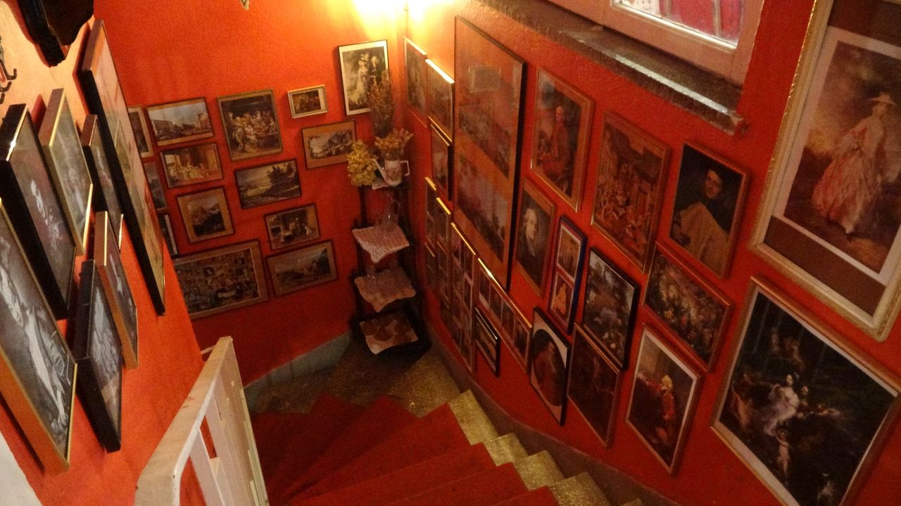 Bursa'da kolilerde bekleyen eşyalarla müze gibi kafe kurdu