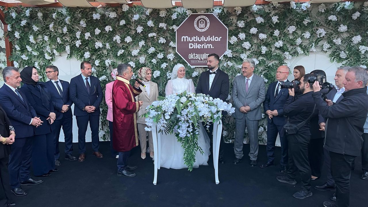 Bakan Göktaş, Bursa'da evlilik kredisinden yararlanan çiftin nikah şahidi oldu