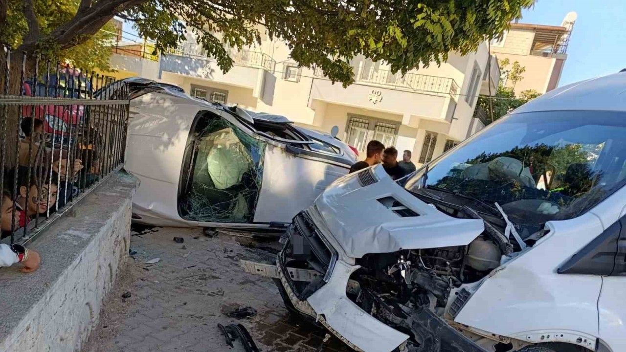 Adıyaman’da okul servisi ile otomobil çarpıştı: 5’i öğrenci 7 yaralı