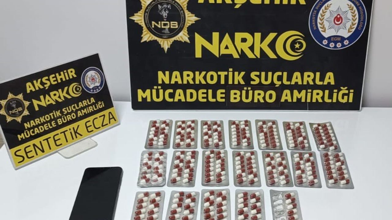 Akşehir’de sahte kimlikle yakalanan şahıstan uyuşturucu hap çıktı