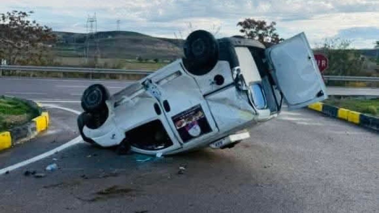 Ankara’da kontrolden çıkan hafif ticari araç takla attı: 1 yaralı