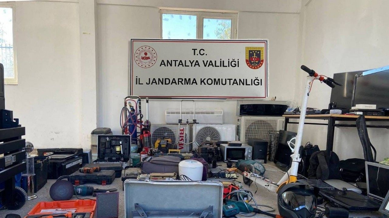Antalya’da 10 evden hırsızlık yapan şüpheli JASAT tarafından yakalandı