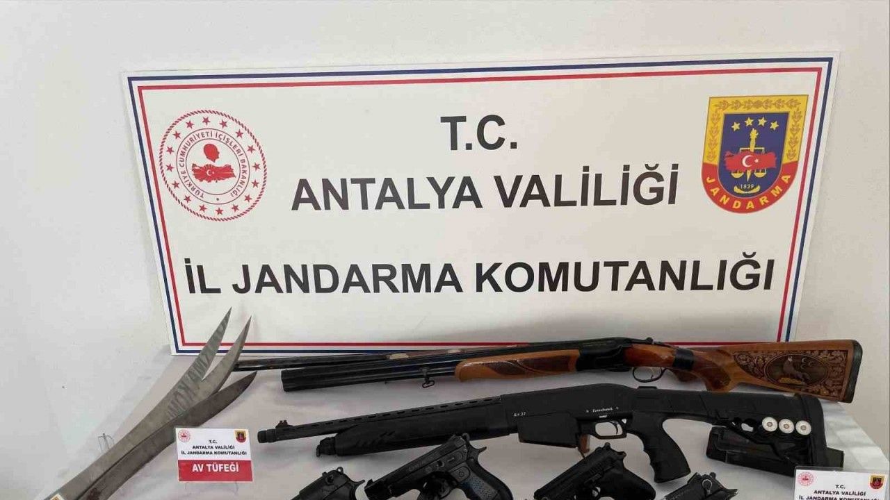 Antalya’da düzenlenen operasyonda çok sayıda ruhsatsız silah ele geçirildi