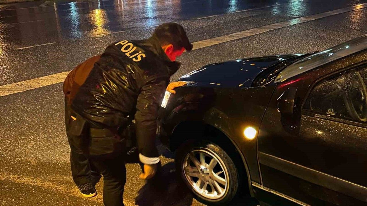 Bafra’da lastiği patlayan sürücüye polis ekiplerinden yardım