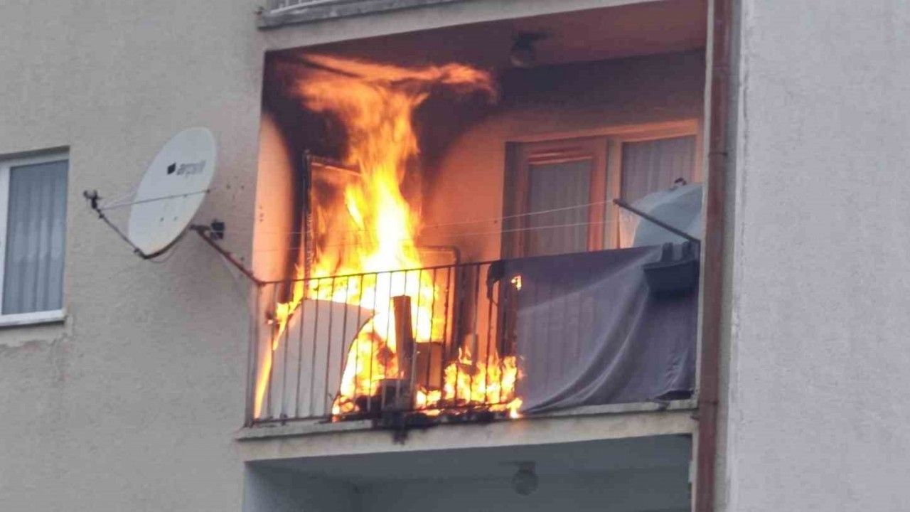 Balkonda çıkan yangın evi küle çeviriyordu