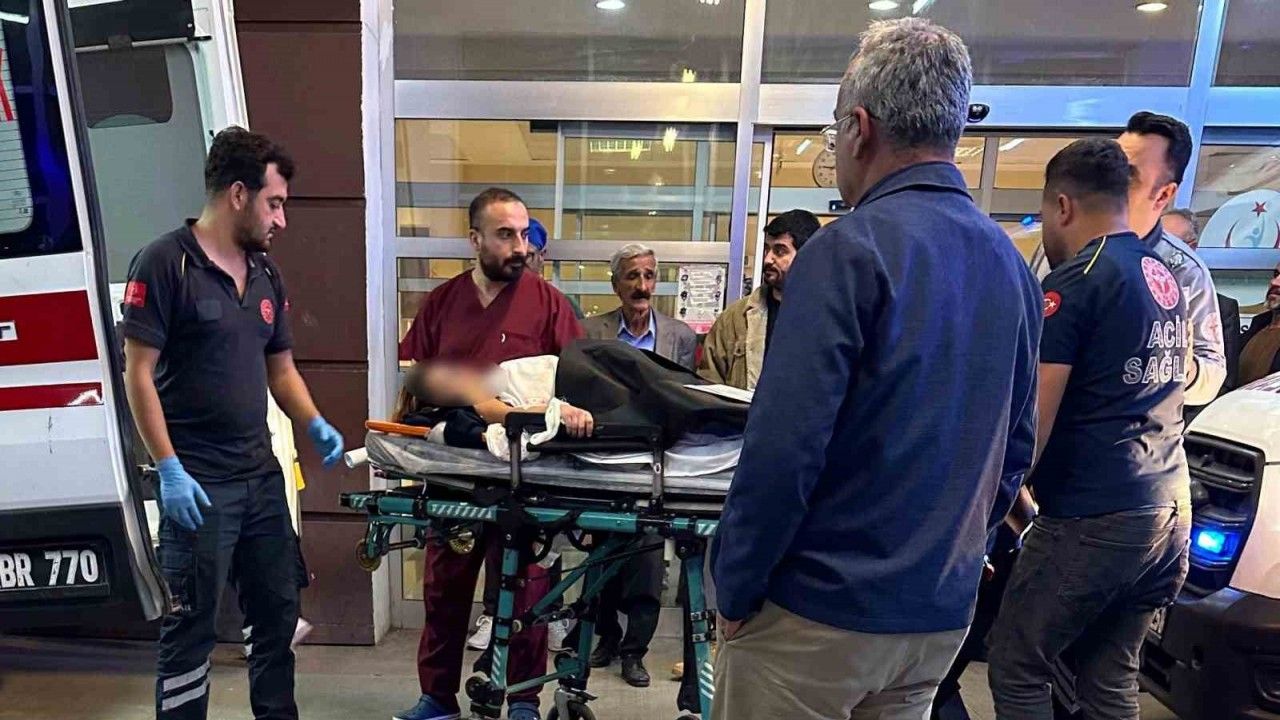 Bıçağı karnına saplayarak ağır yaralandı