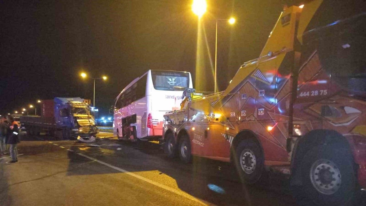 Bozüyük’te yolcu otobüsü ile tır çarpıştı: 20 yaralı