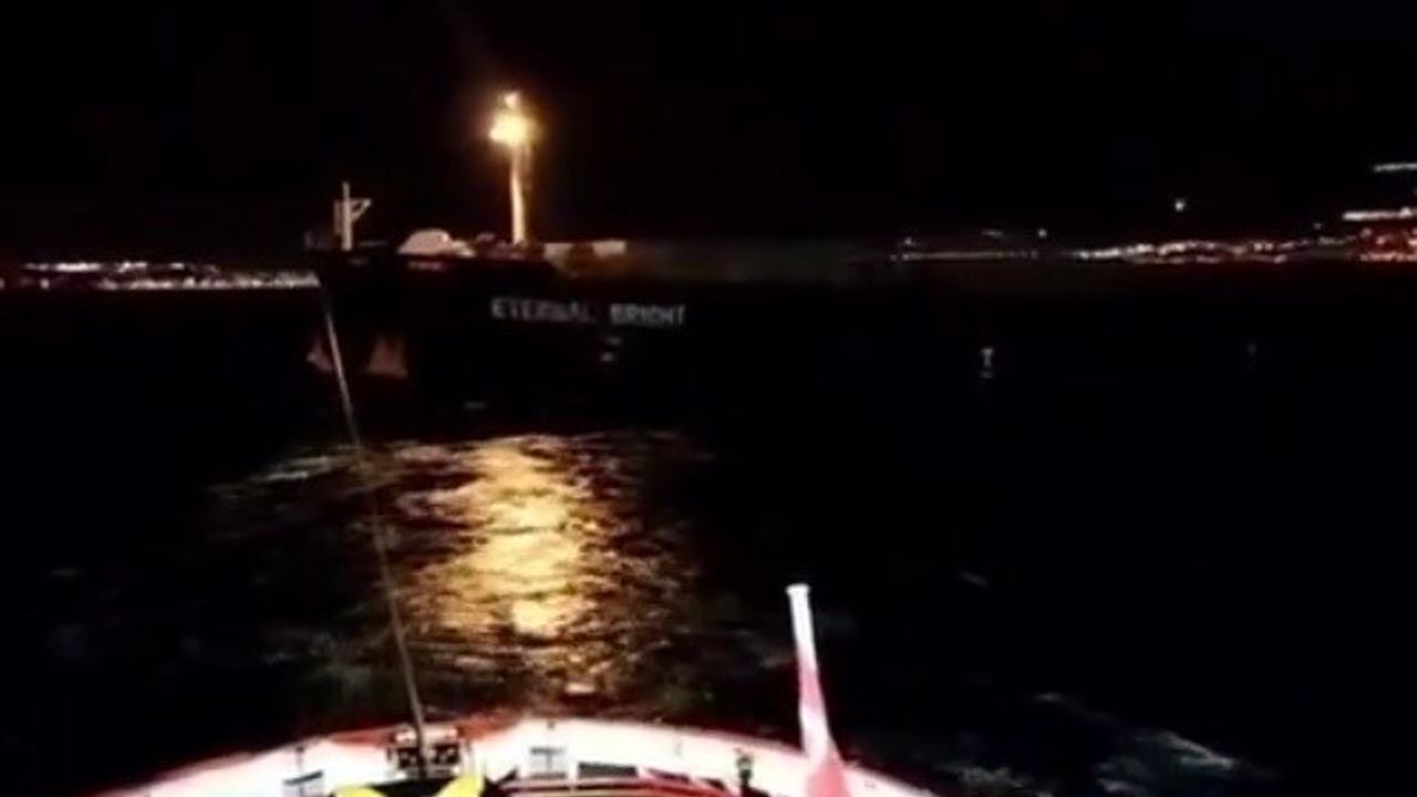 Çanakkale Boğazı’ndan geçen kuru yük gemisi makine arızası yaptı