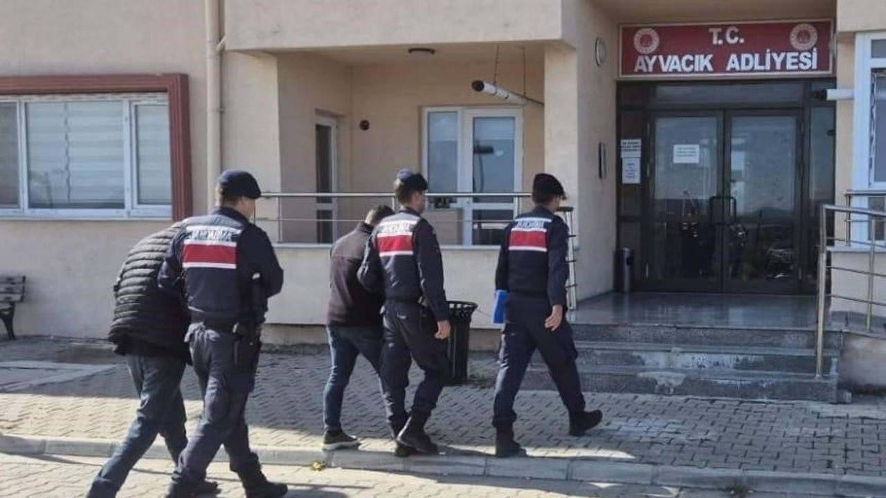 Çanakkale’de göçmen kaçakçılığı operasyonu; 9 organizatör, 3 şüpheli, 48 kaçak göçmen yakalandı