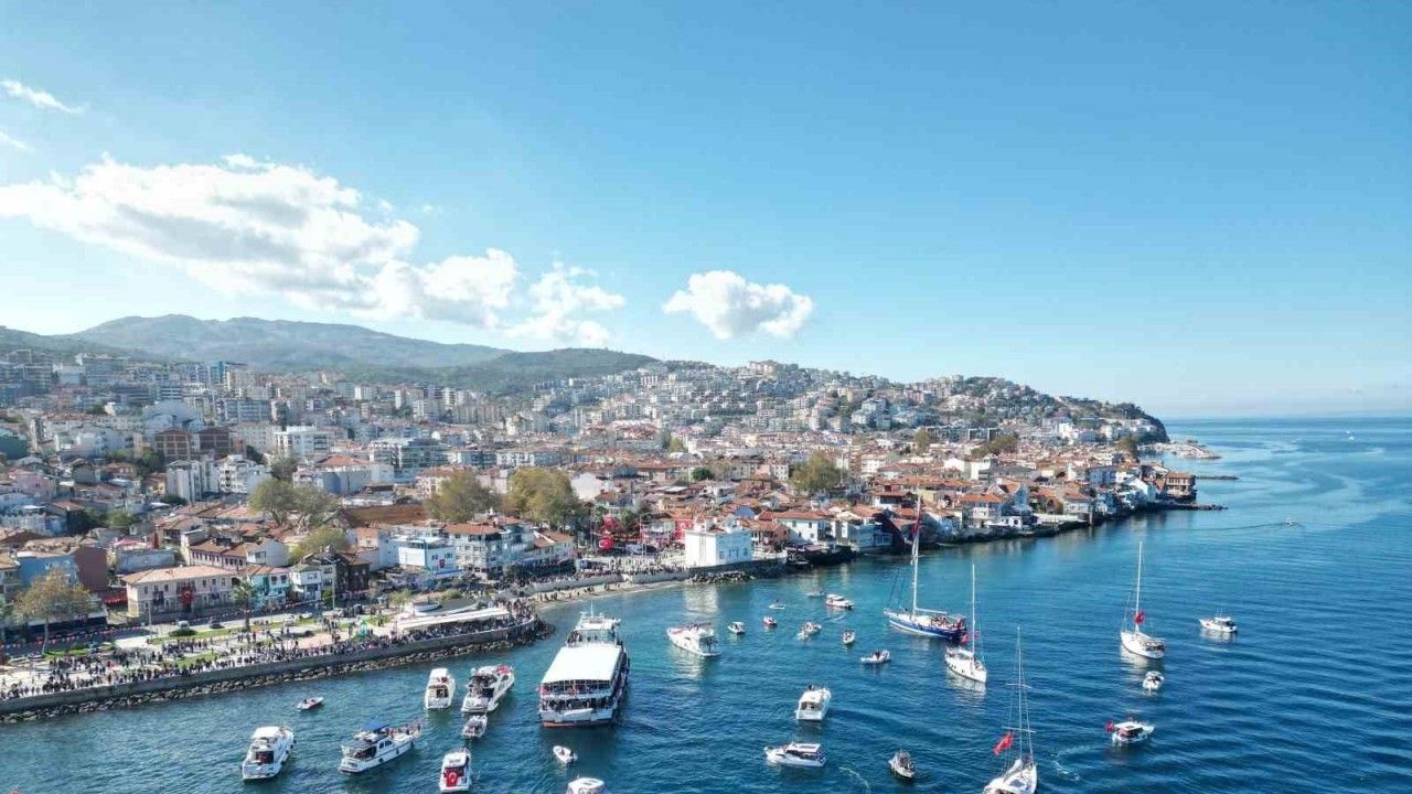 Bursa'da onlarca tekne kortej yaptı