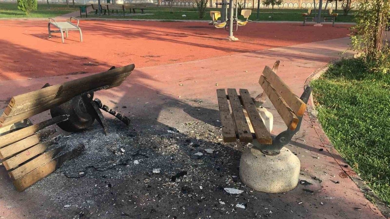 Diyarbakır’da bazı parklarda oturma bankları yakıldı