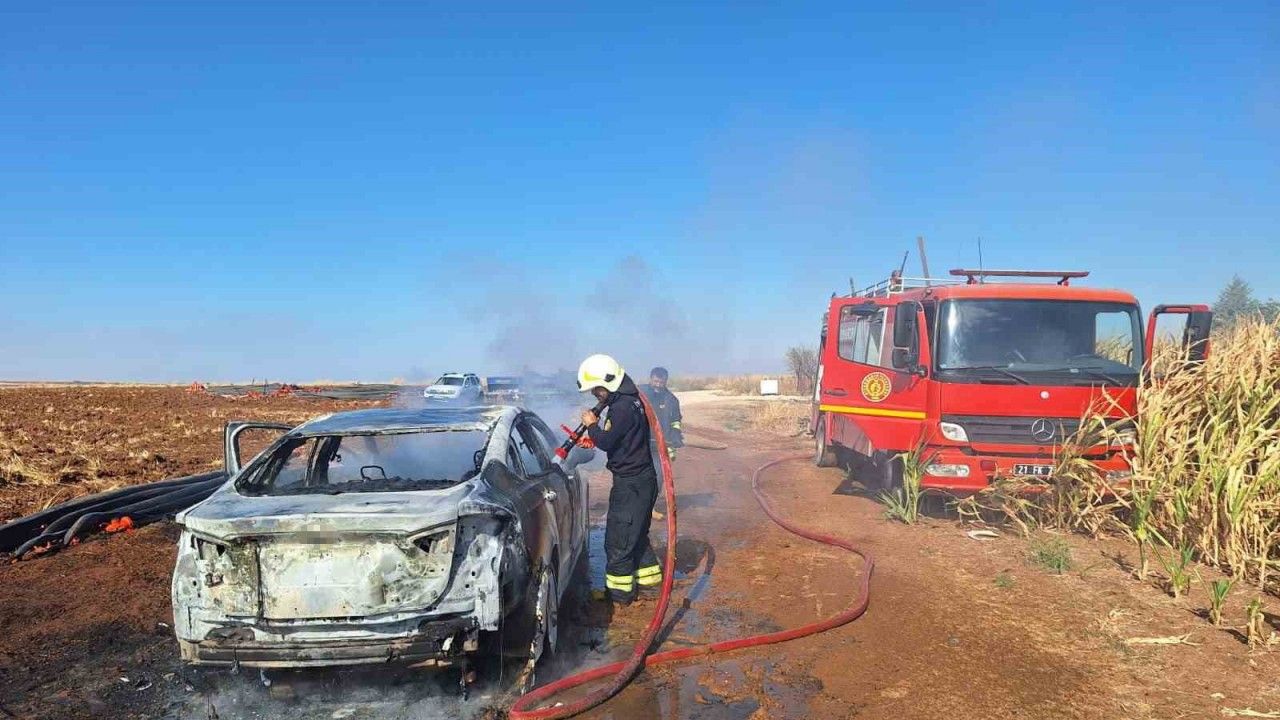 Diyarbakır’da seyir halindeki araç küle döndü