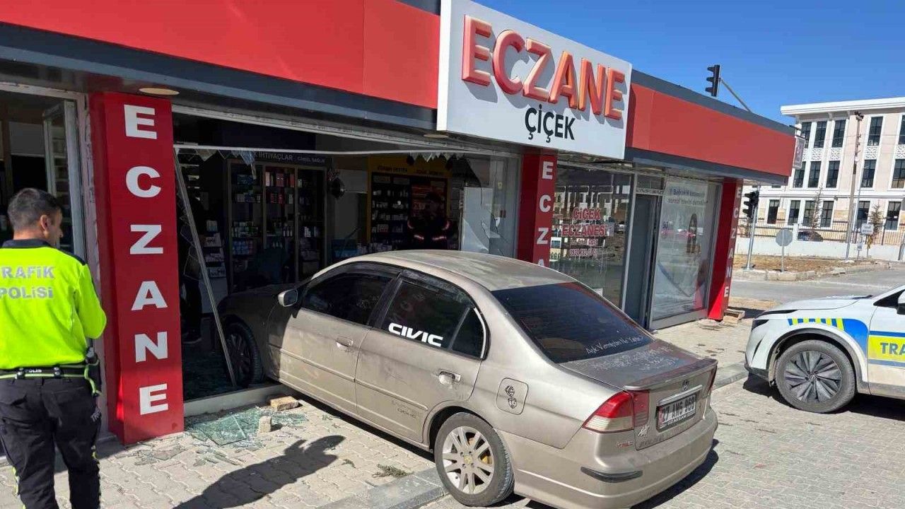El freni çekilmeyen araç eczaneye girdi