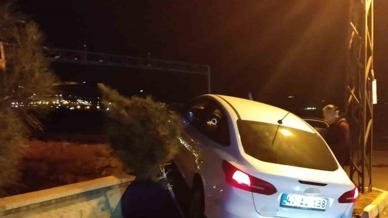 Gercüş’te otomobil istinat duvarına çarptı