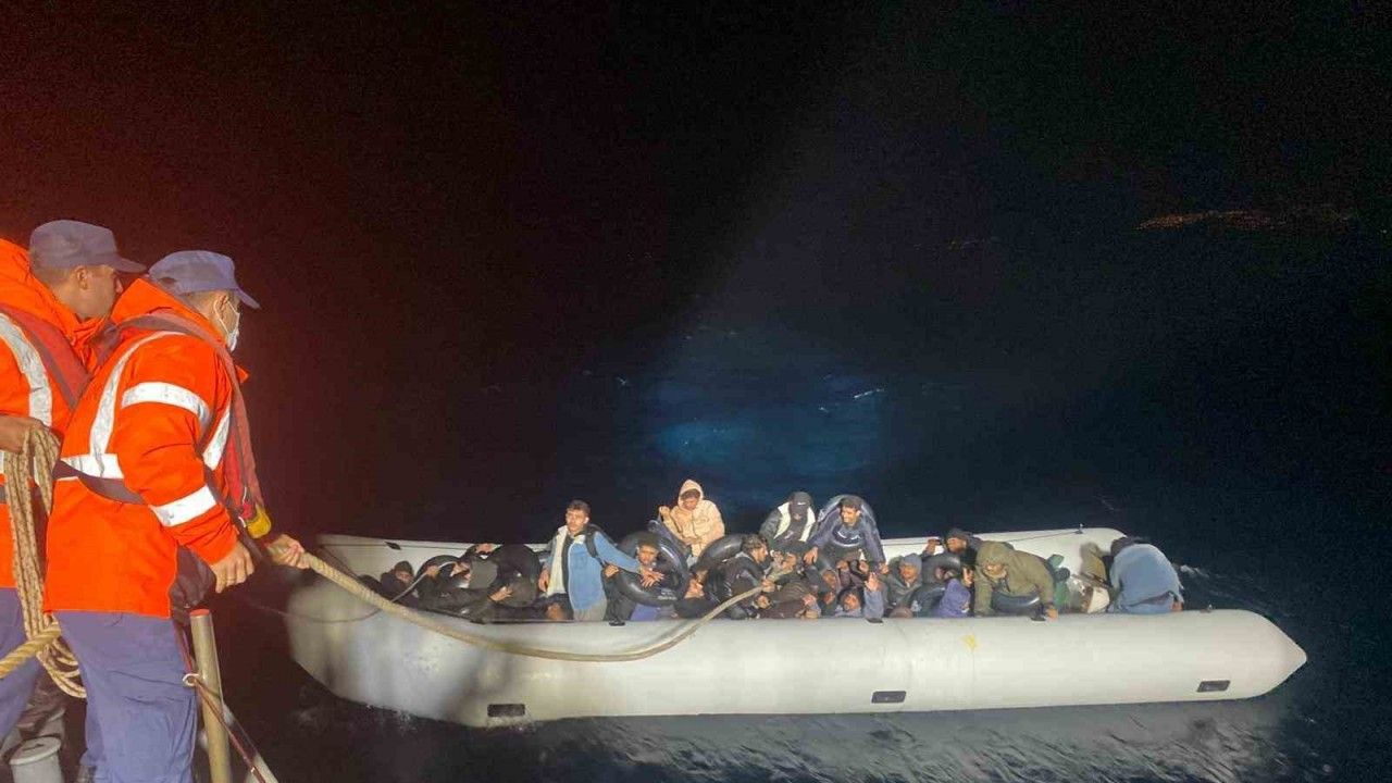 İzmir açıklarında 2 lastik bot durduruldu, 86 göçmen yakalandı